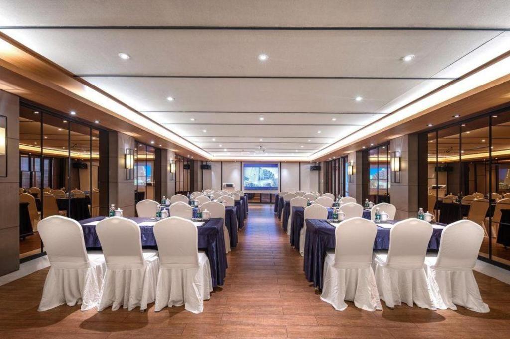 Hotel Huana Minhang 5*